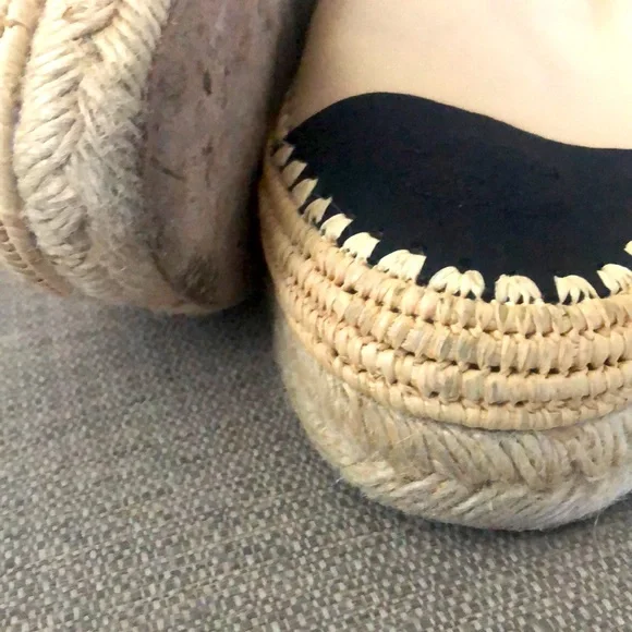 CHANEL SLIDES - Picture 8 of 11